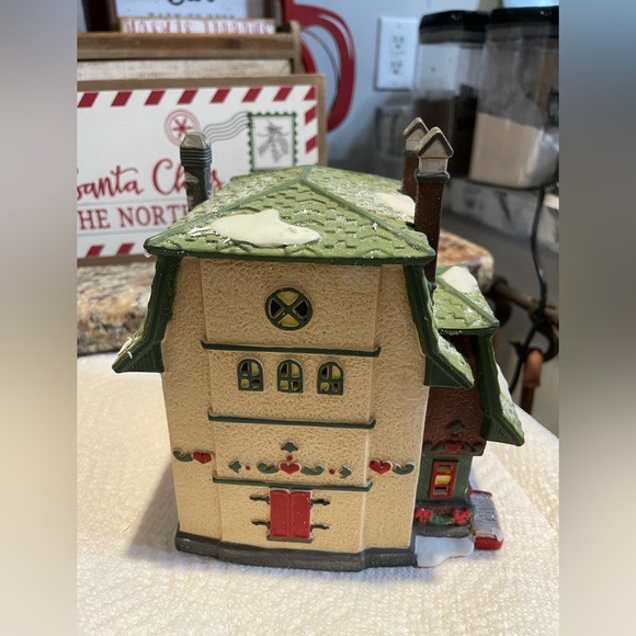 Dept 56 - The Heritage Village Collection - Elfie's Sleds & Skates - Picture 4 of 5